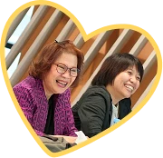 ผู้ร่วมกิจกรรมสองคนยิ้มให้กันระหว่างพูดคุย