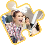 ผู้สูงอายุหัวเราะอย่างมีความสุขระหว่างร่วมกิจกรรม
