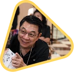 ผู้ร่วมกิจกรรมยิ้มขณะเล่นเกมฝึกสมอง