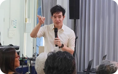 วิทยากรกำลังบรรยายให้ผู้สูงอายุในชุมชน