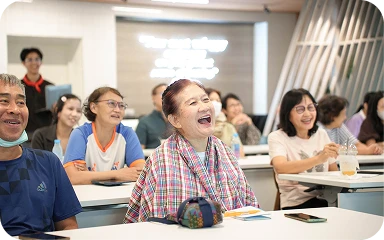 ผู้สูงอายุหัวเราะอย่างมีความสุขในกิจกรรมของชุมชน